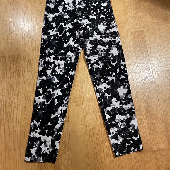 Frank Lyman Size 6 Floral Black and White Pants - Picture 1 of 5